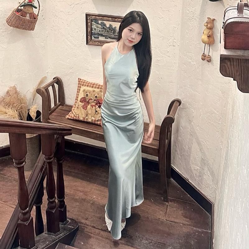 P245 - Đầm lụa midi cổ yếm hở lưng nhún eo xếp ly có mút đi tiệc đi chơi mẫu mới 2025