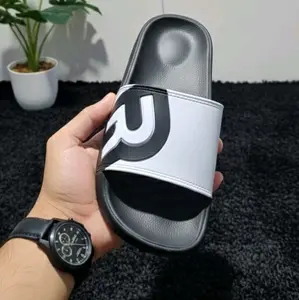 Sandal Putih Hitam dengan Desain Unik Logo-R-untuk Kenyamanan di Rumah