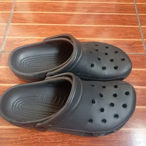 Sandal Clog Cowok Terbaru 2026 Bahan EVA Ringan Anti Slip Bernapas Nyaman Cocok Harian Sekolah Kerja Liburan Pantai Size 36-45