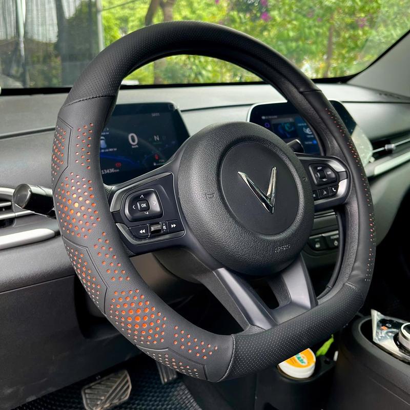 Bọc Vô Lăng Vinfast VF3, VF5, VFE34, VF6, VF7, VF8, VF9 Chất Liệu Da Mềm, Êm Ái Và Thoáng Tay - Chuẩn Dáng Dcut Dành Cho Xe Điện Vinfast