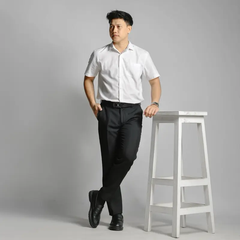 Celana Panjang Pria Hitam dengan Desain Formal dan Nyaman untuk Penggunaan Sehari-hari