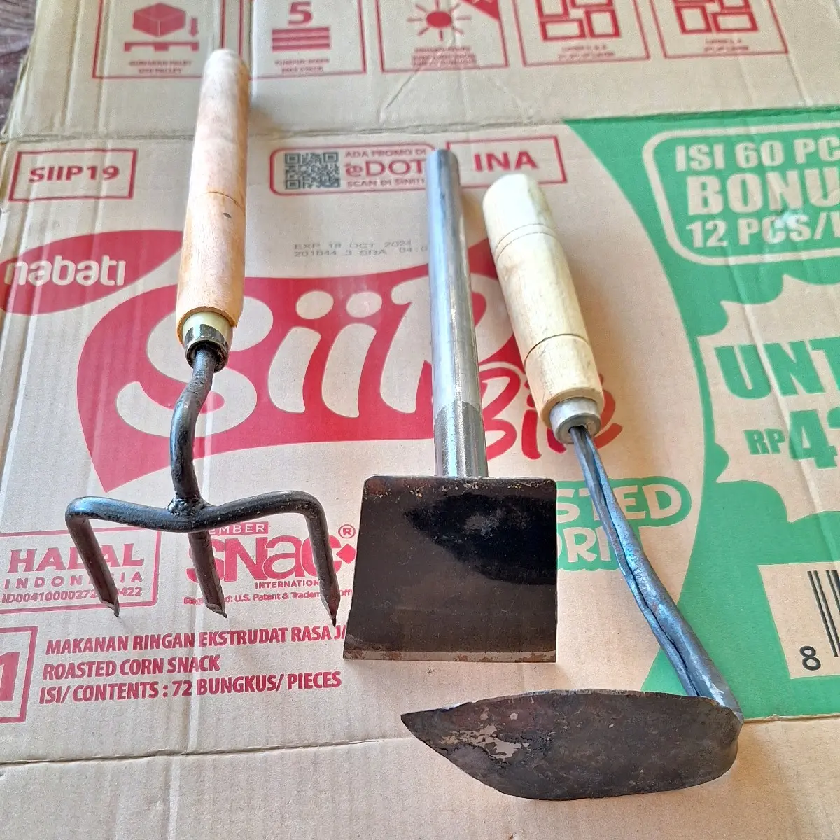 Paket cangkul rumput 3 pcs murah -cangkul rumput kecil - garuk sampah gagang kayu -wangkil model miring