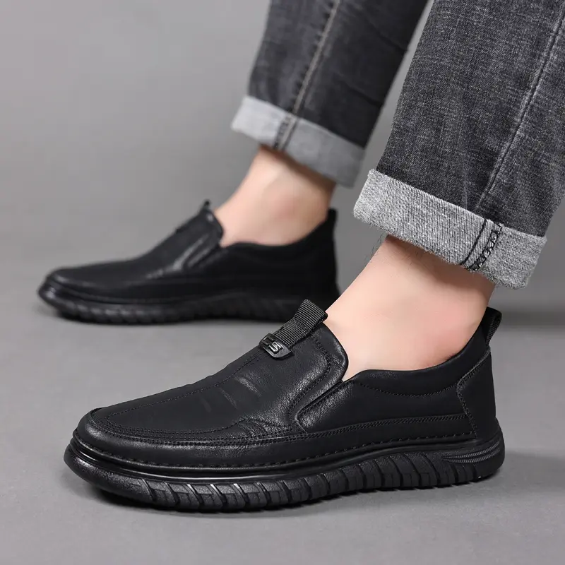 Sepatu pria santai berkulit hitam tanpa tali