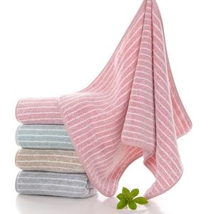 ผ้าเช็ดมือลายทางทันสมัย น้ำหนักเบา โพลีเอสเตอร์แห้งเร็ว ทรงสี่เหลี่ยม มีห่วงแขวน เหมาะสำหรับห้องครัวและห้องน้ำ เหมาะสำหรับวันประกาศอิสรภาพและอื่น ๆ ผ้าเช็ดมือสำหรับห้องน้ำ 1 ชิ้น