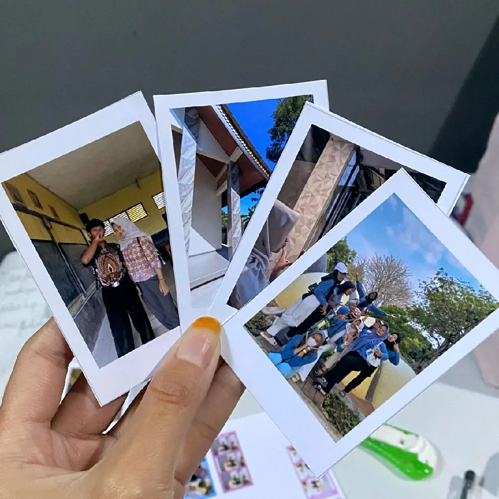 Cetak Foto Polaroid 2R Kertas Tebal 260gsm Kualitas Tajam Tahan Lama Cocok untuk Kebutuhan Cetak Foto Anda BACA DESKRIPSI Ukuran 2R Bahan Tebal 260 GSM. glossy hd dan jernih harga termurah