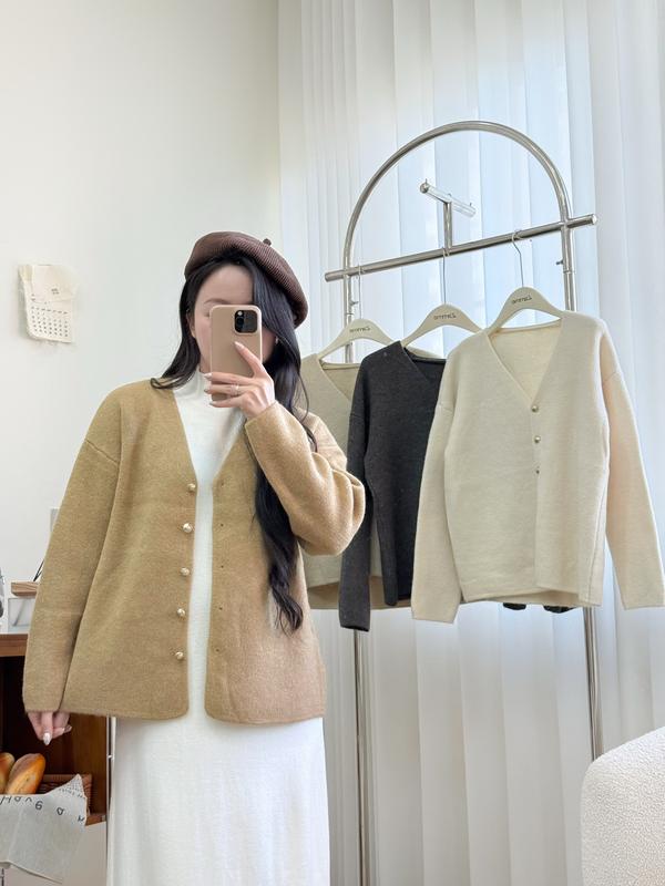   L'AMME  Áo khoác len cardigan KL043 chất liệu len dệt mềm mại thiết kế cổ V phối cúc vàng đồng tạo điểm nhấn nhẹ nhàng ấm áp phù hợp mẹ bầu dạo phố đi tiệc 