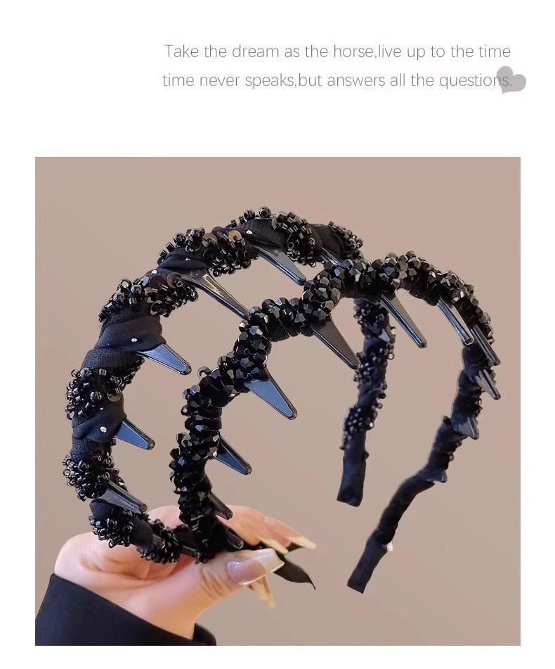 Headbands Bando Rambut Hitam Stylish dengan Manik & Paku | Aksesoris Rambut Wanita Terlaris Bando rambut hitam stylish yang menjadi terlaris! Dihiasi manik berkilau dan paku aksen, cocok untuk dipakai sehari-hari atau acara spesial.