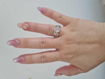 Product Review of 2.0CT Oval Cut Synthetic Moissanite ring Anniversary Engagement Gift Beauty Jewelry R134 from E**n L** 1