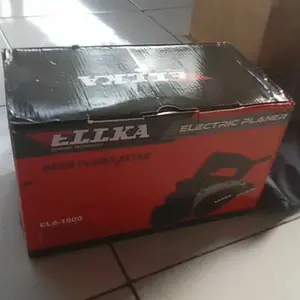 Mesin Planer Serut Kayu Listrik 780 Watt 220V-260V Kecepatan 16000rpm Ukuran 82mm Garansi 2 Tahun Hitam
