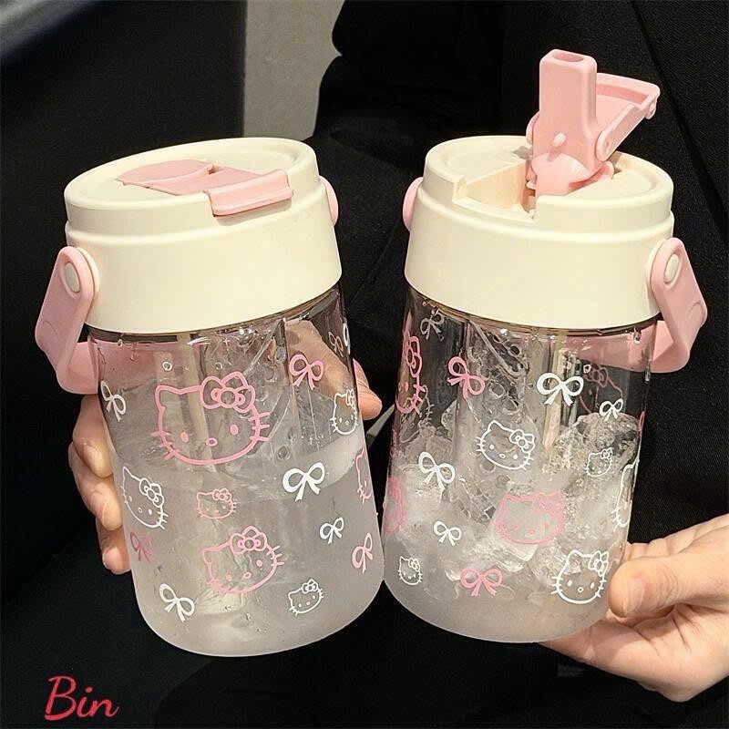 BÌNH NƯỚC HELLO KITTY 600ML – XINH XẮN, TIỆN LỢI, UỐNG NƯỚC CŨNG PHẢI DỄ THƯƠNG