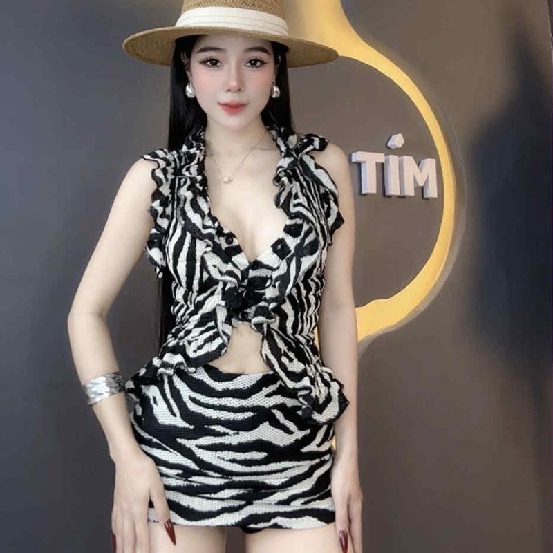 NA TÍM CLOTHING S8 Set Áo Vằn Beo Viền Bèo Nhún Kèm Chân Váy A Sang Chảnh Có Nút Gài Lót Váy Quần Size S M L Chất Liệu Thun Giãn Màu Vằn Fom Đẹp Giống Hình