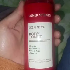 SONIK SCENTS SKIN NICE BODY TONER MERAH 200 ML Glycerin, Niacinamide, Glycolic Acid, allantoin