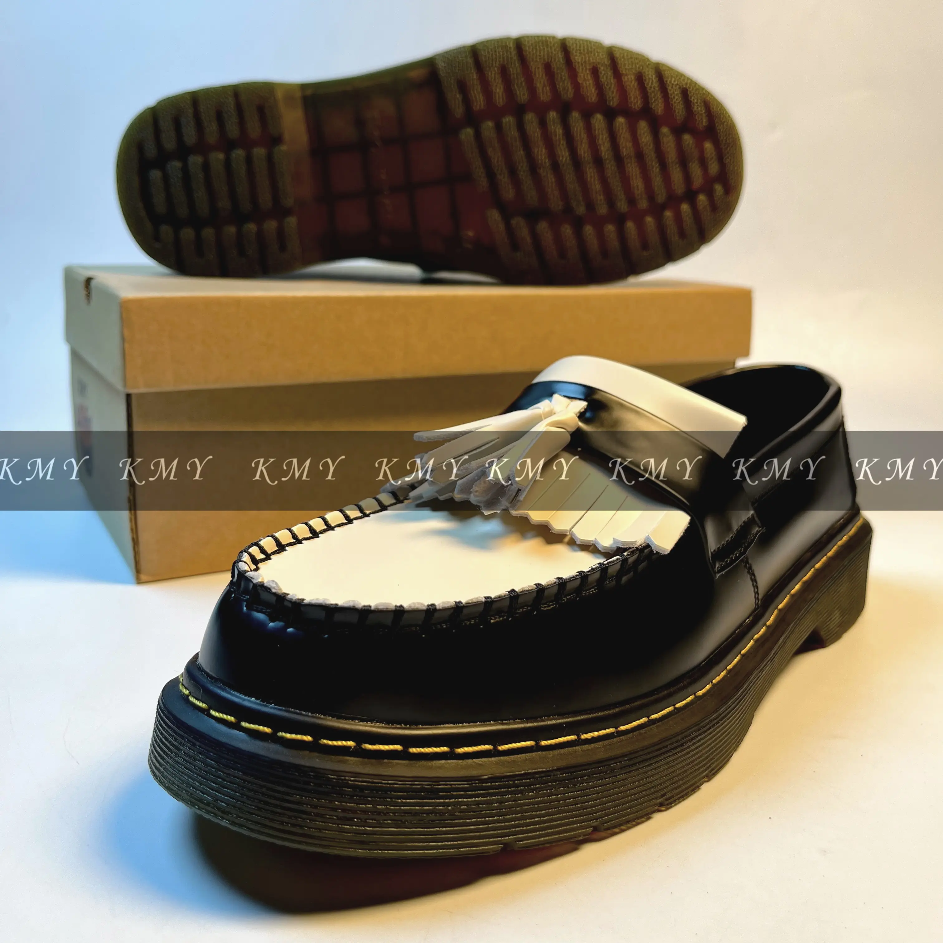 KMY new arrived white black cowhide leather loafers for men Tassue desgin oxford yellow stitch Black stitch men loafers slip-on students Black leather shoes couple two tone loafers