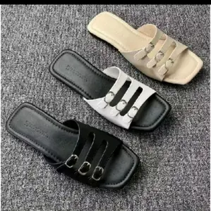 Sandal Teplek Wanita Gesper Tiga Desain Elegan Nyaman untuk Penggunaan Sehari-hari Warna Hitam Putih dan Beige