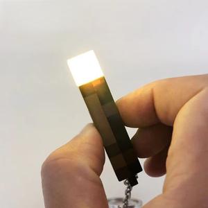 Llavero de Personaje de Juego de Anime con Luz, Diseño Clásico de Antorcha, Colgante de Plástico Luminoso para Mochilas y Regalos