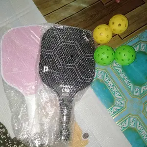 【COD】Pickleball Paddle Raket Pickleball Bahan Serat Karbon Honeycomb Core Fiberglass Indoor Outdoor Pickle Ball Tenis Tennis Pingpong Trainer 2 Rackets 4 Balls 1 Ransel PickleBall Set