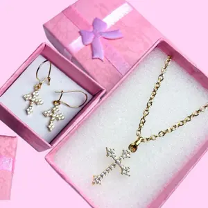 DS 1Sett AA Kalung Anting Earring Cross Titanium Anti Pudar Anting+Kalung Salib Permata Berlian Imut Minimalis Lapis Emas 18K Perhiaan paket Anting dan Kalung Salib Perhiasan