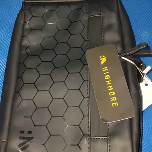 Highmore HEXA K Series – Tas Selempang Pria Multifungsi Clutchbag Handbag Waterproof Hitam