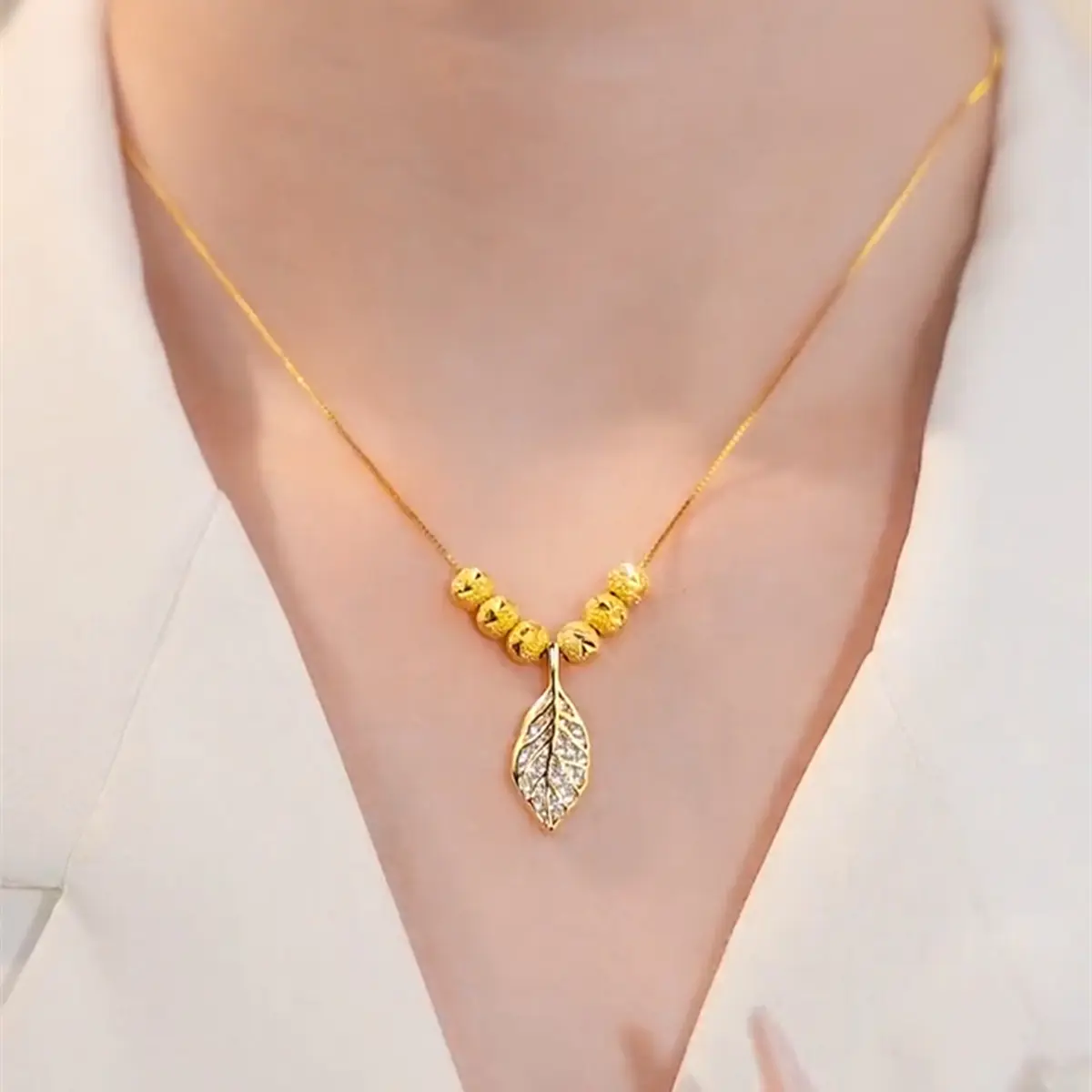 [COD]Kalung Titanium Wanita daun fashion  LiontinAnti Karat anti luntur Aksesoris