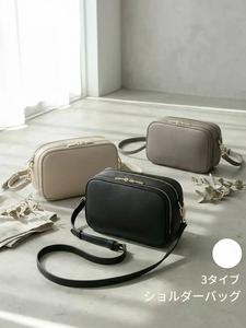和風のシンプルな無地のショルダー／クロスボディ対応 小さめスクエアバッグ。おしゃれで日常使いに最適、カジュアルシーンにぴったり。