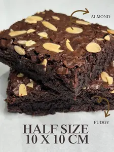 Mini size brownies fudgy toping almond size 10x10 cm