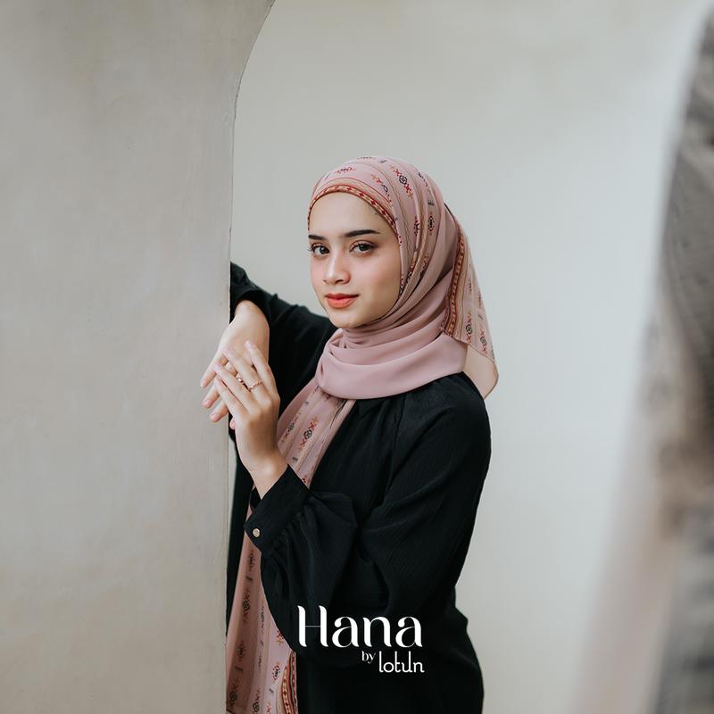 Lotun Hana Series - Hijab Pashmina Instan Printing Motif Etnik Material Premium Simpel Mudah dipakai - Peach Rayon Ceruti 4