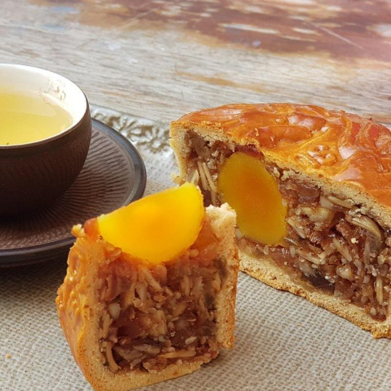 TRUNG THU COMBO SỐ 1 GỒM 1 Thập Cẩm Xá Xíu & 1 Gà Quay - 200gr Mỗi Chiếc - Hương Vị Đỉnh Cao - Quà Tặng Tinh Tế