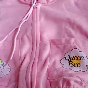 Sweater Anak Zipper Risleting Sablon Queen Bee Lucu Sweater Hoodie Anak Mini Pocket Saku Sablon Murah
