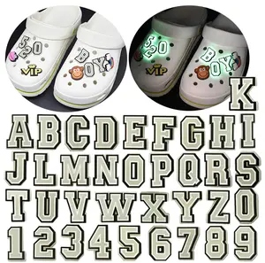 Serbaguna 1PCS PVC DIY Kartun Angka fluoresensi 0-9 huruf A-Z Pola Sandal pin Sepatu Tempelan Aksesoris Sepatu