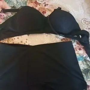 Setelan Bra dan Celana Dalam Hotpants dengan Renda Elegan untuk Wanita
