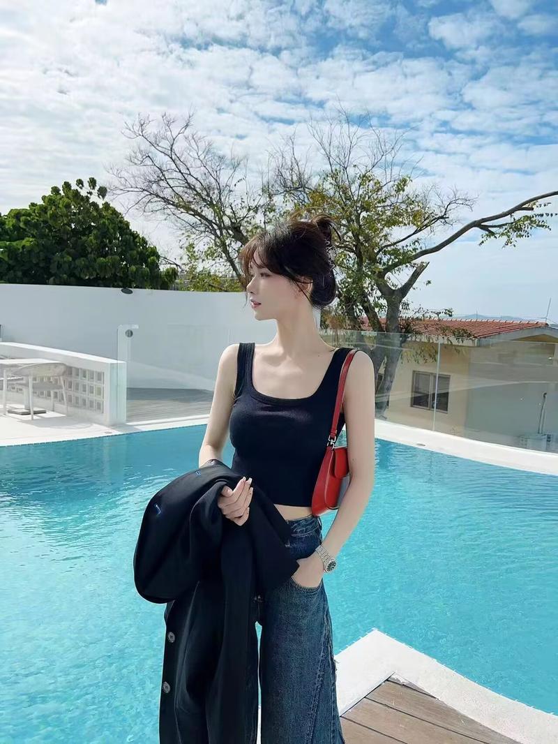 Product Introduction of Kaka women's underwear fixed coasters anti-glare commuter outwear camisole undershirt summer U-shaped back tops 7