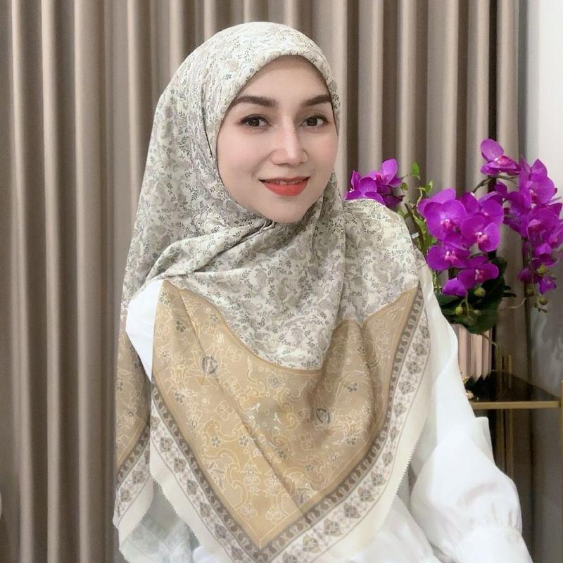 Etalase  Hijab Voal Motif Segi Empat Yura Series Muslim Square