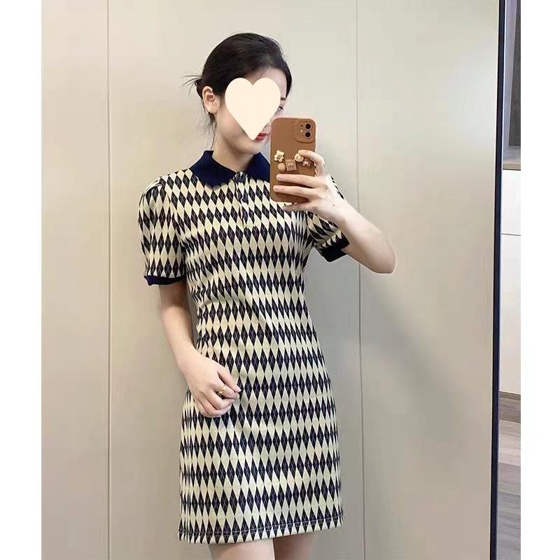 Product Introduction of Váy Kẻ Sọc Hình Thoi Cổ Polo Phong Cách Pháp, Hàng Mới Về, Dành Cho Nữ, Mùa Hè 2024, Thiết Kế Cổ Điển ngắn, Phong Cách Độc Đáo 5