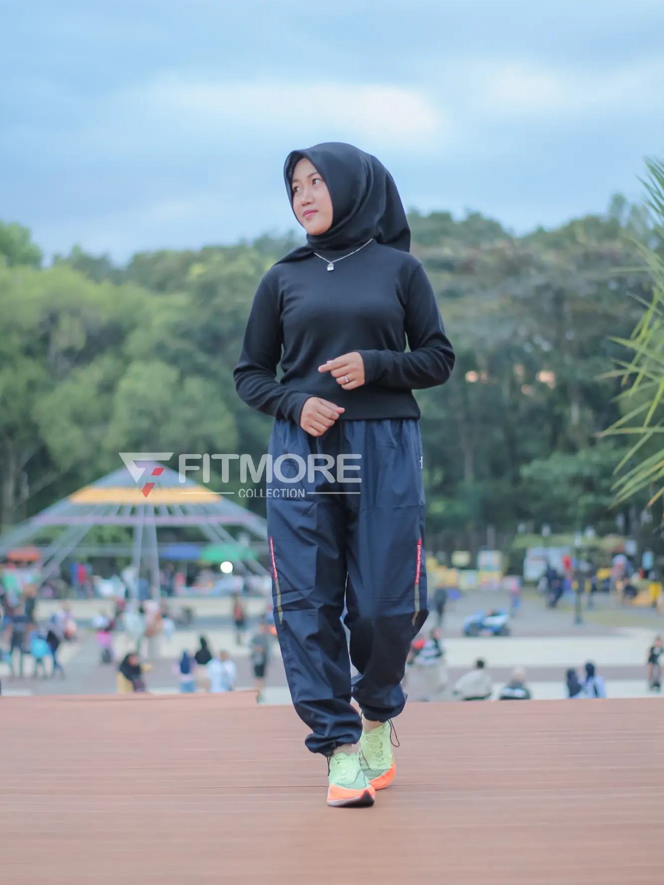 Fitmore | Celana Olahraga panjang Wanita Warna Navy dengan Resleting Kiri Kanan, Pinggang Karet, Tali Karet, dan Stroper untuk Bersepeda, Lari, Senam,celana voli • Parasut Sport