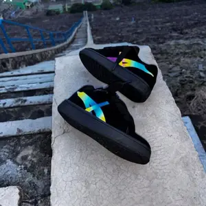 Sepatu Menyala Reflektor Snaiker Raning Tali Busa Gemuk Bahan Upper SUIDE EX TKTN Skena Hitam Full Black bila terkena Cahaya bisa Coupelan Ayah anak dan bunda bisa buat sekolah Peria wanita bahan suide inport kualitas terjamin nyaman di pake Fashion anak