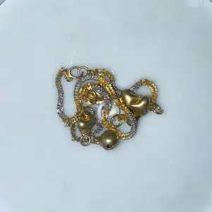 Koleksi Perhiasan Eksklusif Set Kalung Emas dengan Liontin Berlian Klasik dan Cincin Emas Senada yang Elegan, Sangat Cocok Sebagai Hadiah Istimewa untuk Pasangan Tercinta.