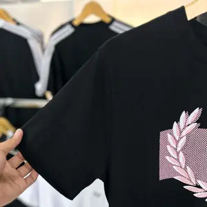 PADRI LOGO 3D PINK LENGAN PENDEK PRIA T-Shirt Hitam dengan Desain Daun Pink Elegan