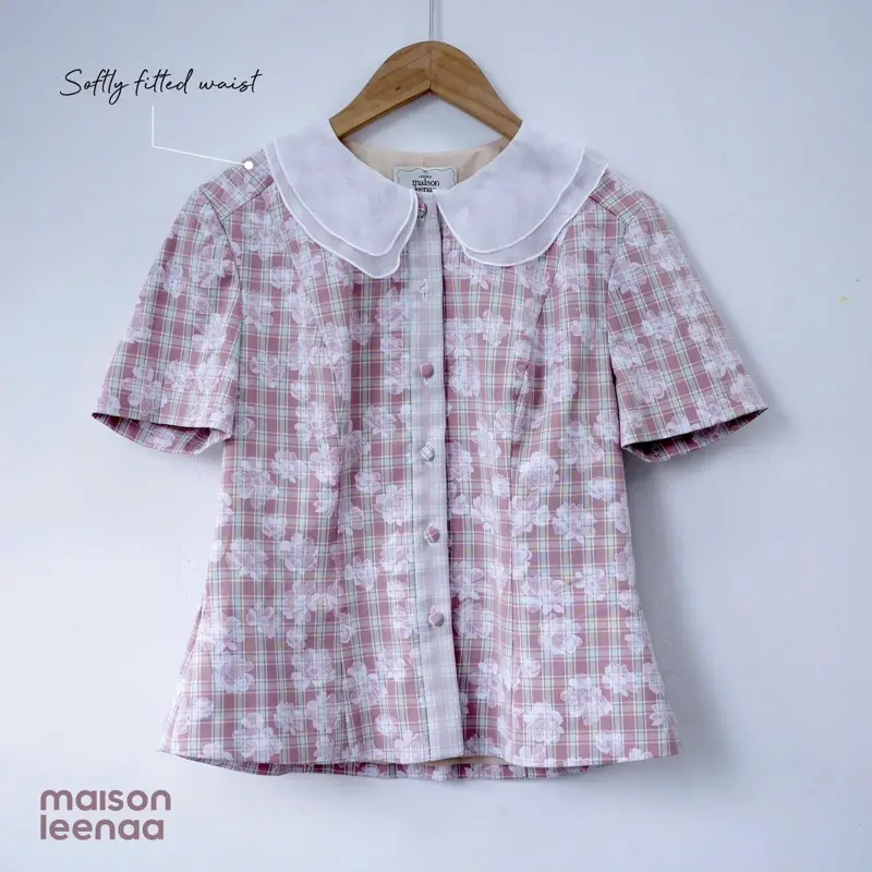 HỒNG HOA - MAISON LEENAA, sơ mi ôm nhẹ kẻ caro xanh - hồng in hoa trắng