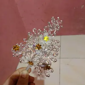 Mahkota Samping Belahan Dengan Detail Mutiara Warna Silver Hiasan Sanggul Anak Dan Dewasa Untuk Acara Kesenian Pernikahan Wisuda Karnaval