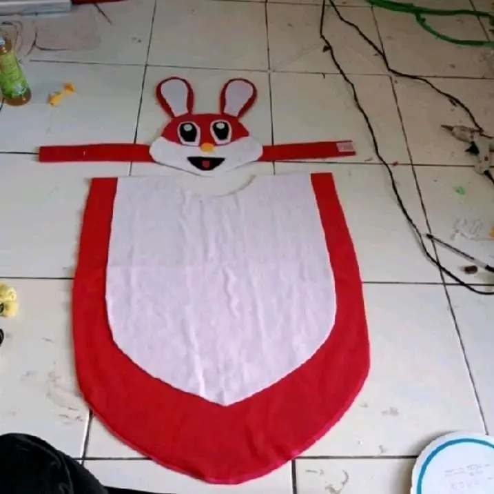 Kostum karnaval karakter kelinci merah putih