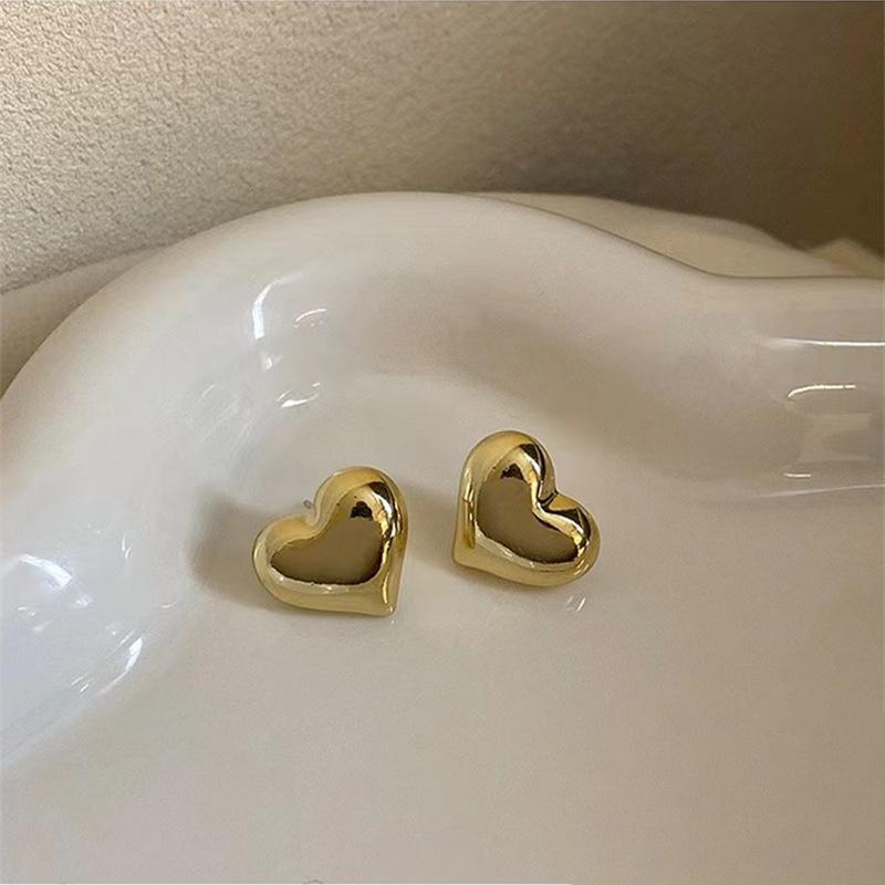 Product Introduction of Summer Heart Design Earrings, Earrings for Pierced Ears, Simple Niche Street Style Earrings for Women, Gold/Silver Daily Clothing Accessories, Party Casual Jewelry，Personalized Earrings, Suitable for Small Present for Friends love  charms 2