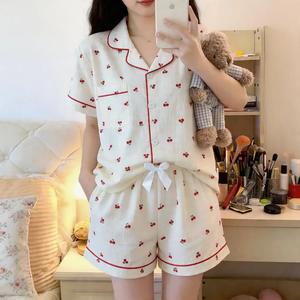 女性用チェリー/ハート/フラワープリントシャツとボウデコールショーツのパジャマセット、ラペルポケット付き、ボタンフロント半袖トップとコントラストバインディングショーツ、カジュアルで快適なルームウェアセット