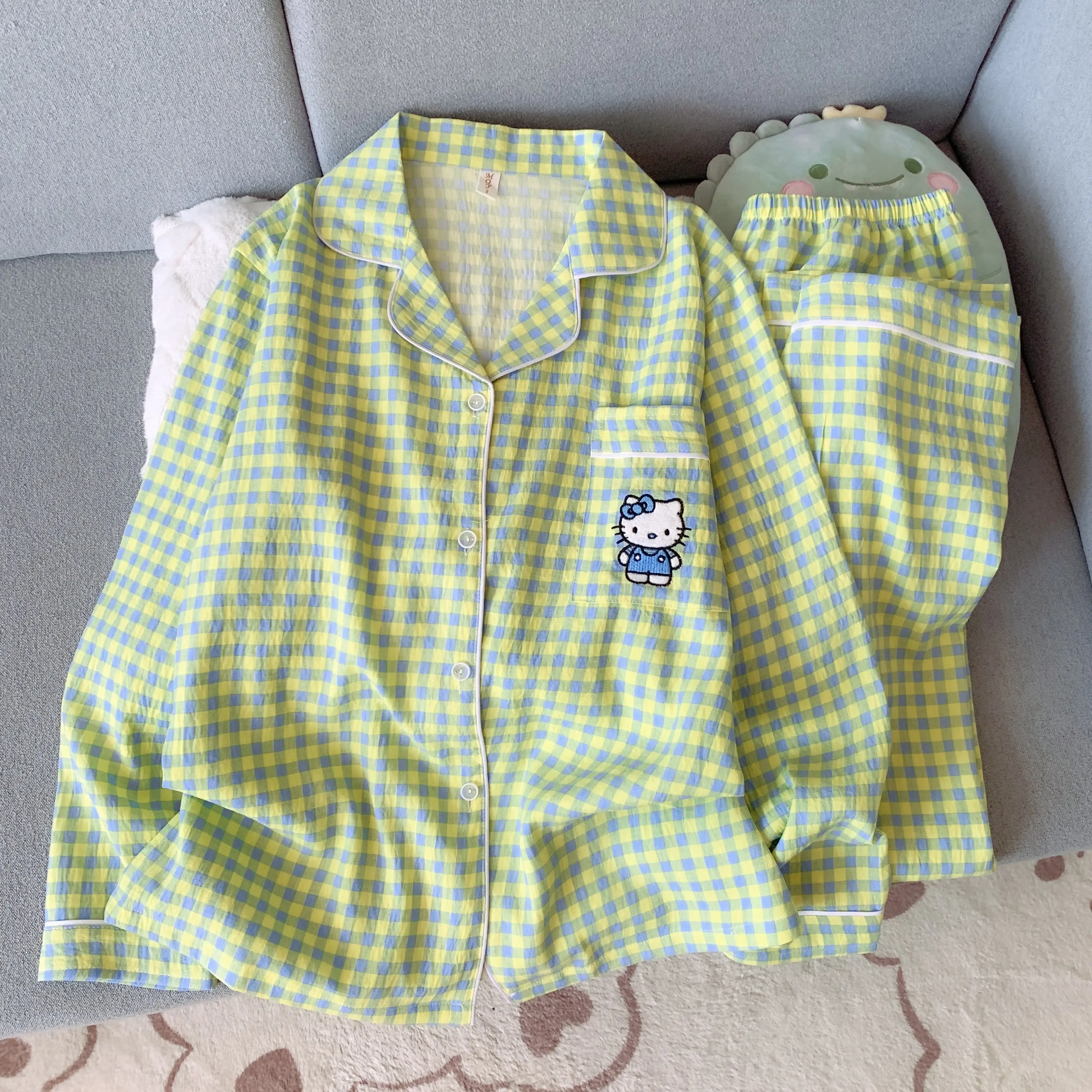 Bộ pijama dài tay caro vàng xanh họa tiết Hello Kitty