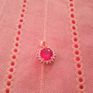 liontin bulat batu permata warna merah