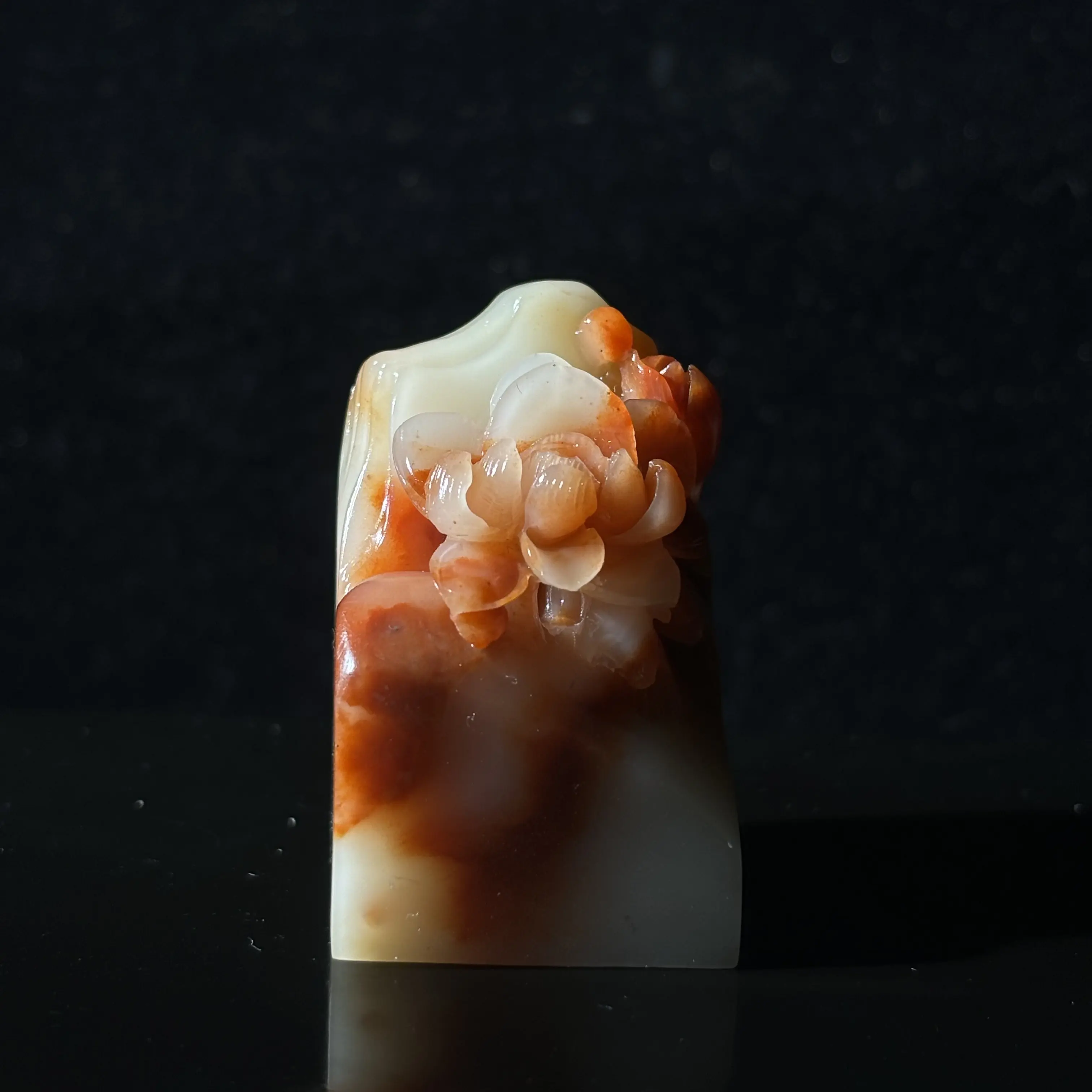 A lotus stone seal Shoushan stone seal red and white seal Chinese traditional culture Shoushan stone lotus stone seal Jinshi seal carving seal