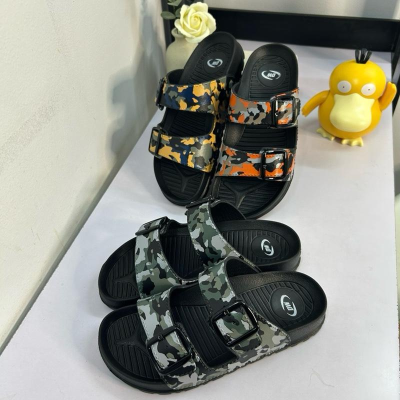 Dép Duwa đốm beo 2 khoá phom lớn giảm xuống 1 size .