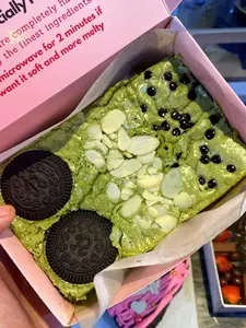 Brownies Matcha Melted dengan Topping Almond Oreo & Chocochips Ukuran 15x10 cm Ketahanan 20 Hari Makanan Frozen Cemilan