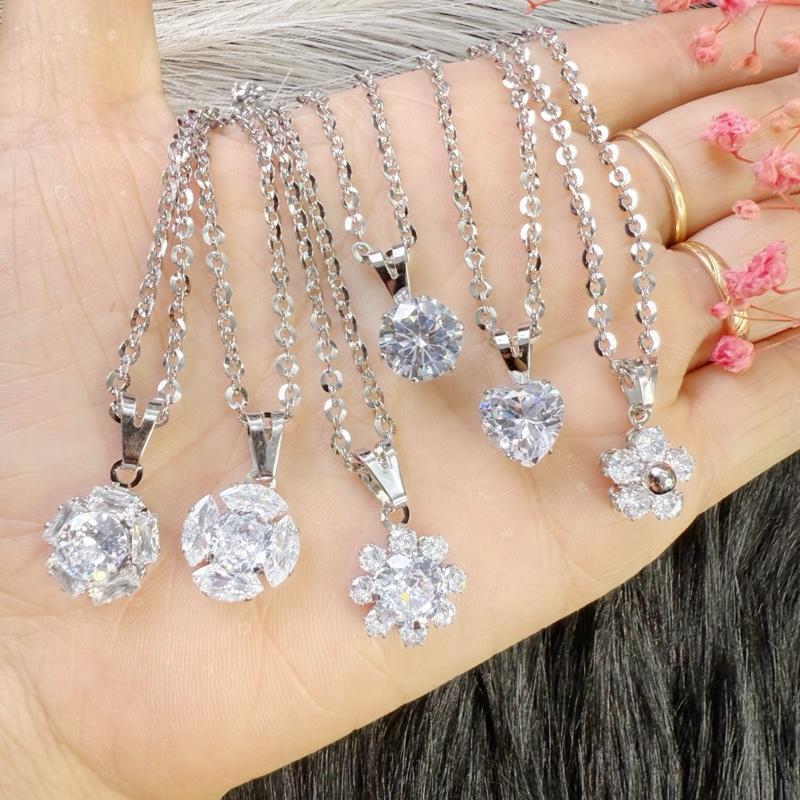 Dây chuyền xích bóng mix mặt inox không đen. Chất liệu inox bóng sáng đẹp và bền màu theo thời gian kết hợp cùng mặt đá lấp lánh và sang trọng. Khoá tròn hoặc càng cua. Dây 3.5 tấc; 4 tấc; 4,5 tấc or 5 tấc thoải mái lựa chọn. Đeo hàng ngày thoải mái.