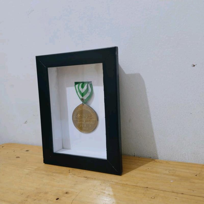 Frame Medali  Kaca  Bingkai Medali  Modern Hitam  Satu Sisi Dipasang di Dinding Kado 4