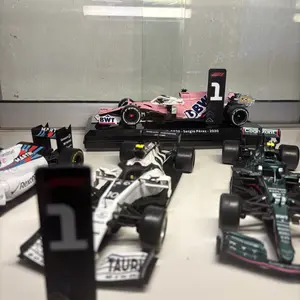 1/24 Scale Formula 1 Parc Ferme Board Podium Sign Desk Display F1 - Miniatur Papan Balap Posisi Podium Racing